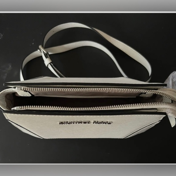 Michael Kors White Leather handbag new W9.5” X H 7” 2 Side/1 In Pockets - Picture 3 of 3